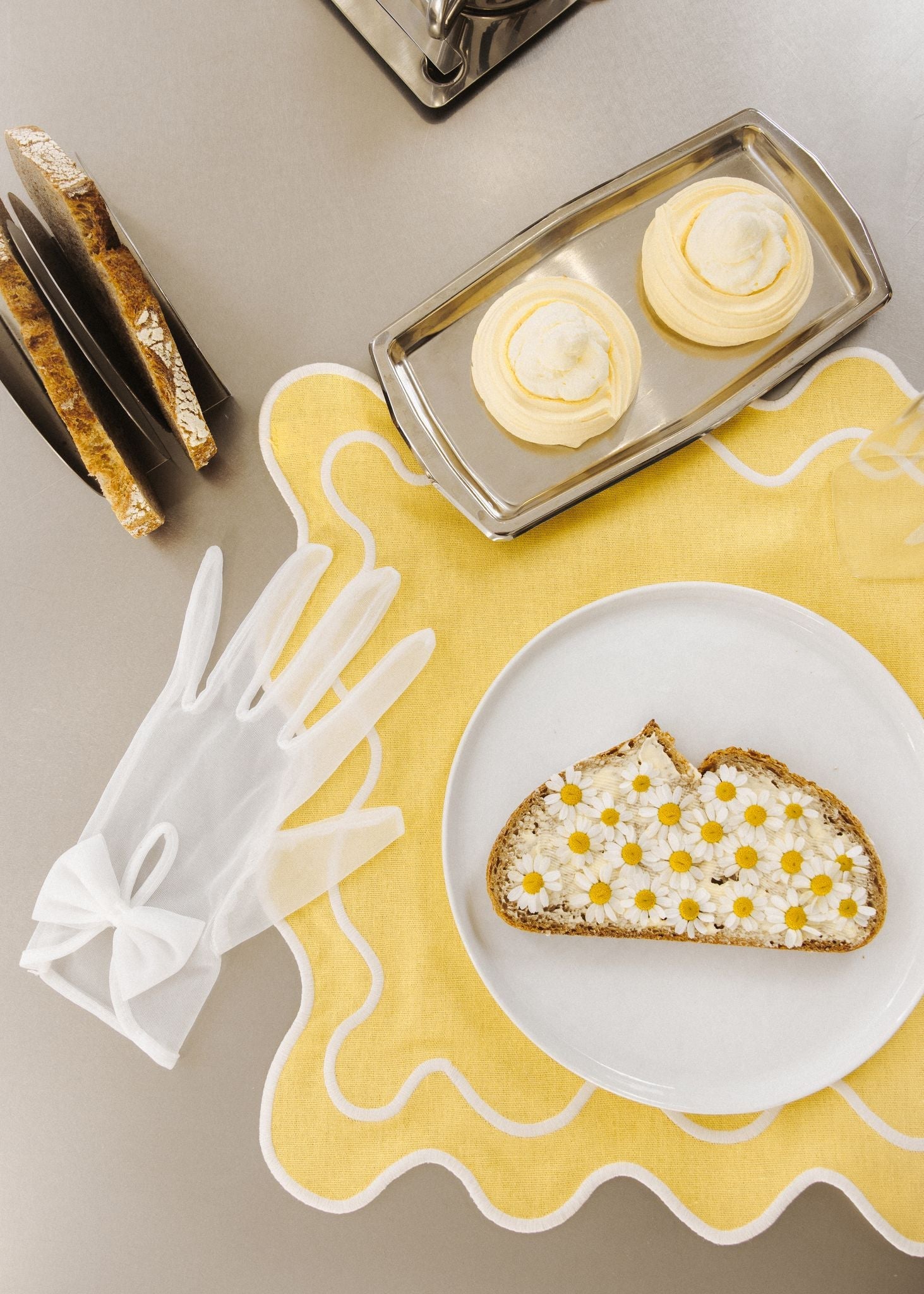 Set of Wavy Placemats in Yellow/White Linen Mix