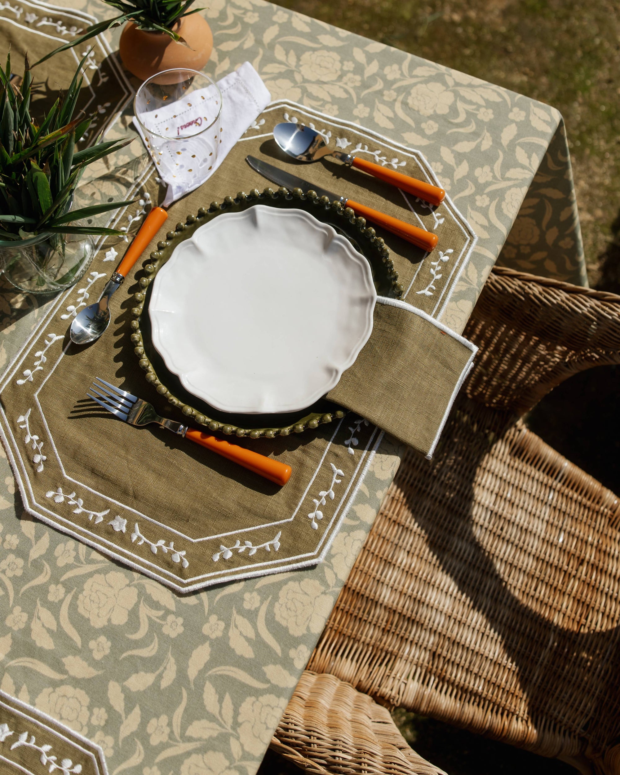 Fiore Tablecloth in Dark Green and Light Green, Printed in 100% Cotton