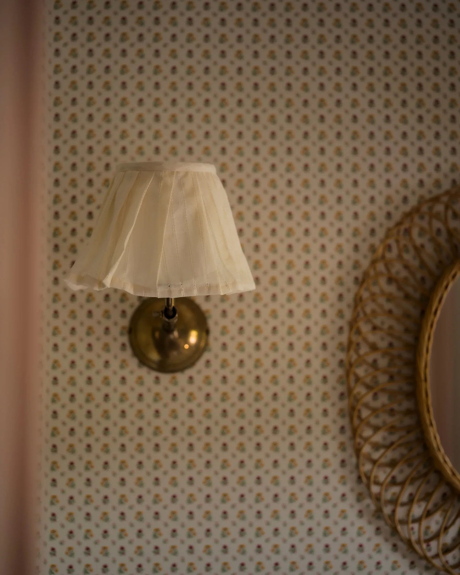 The Embroidered Loose Pleat Lampshade in Daisy