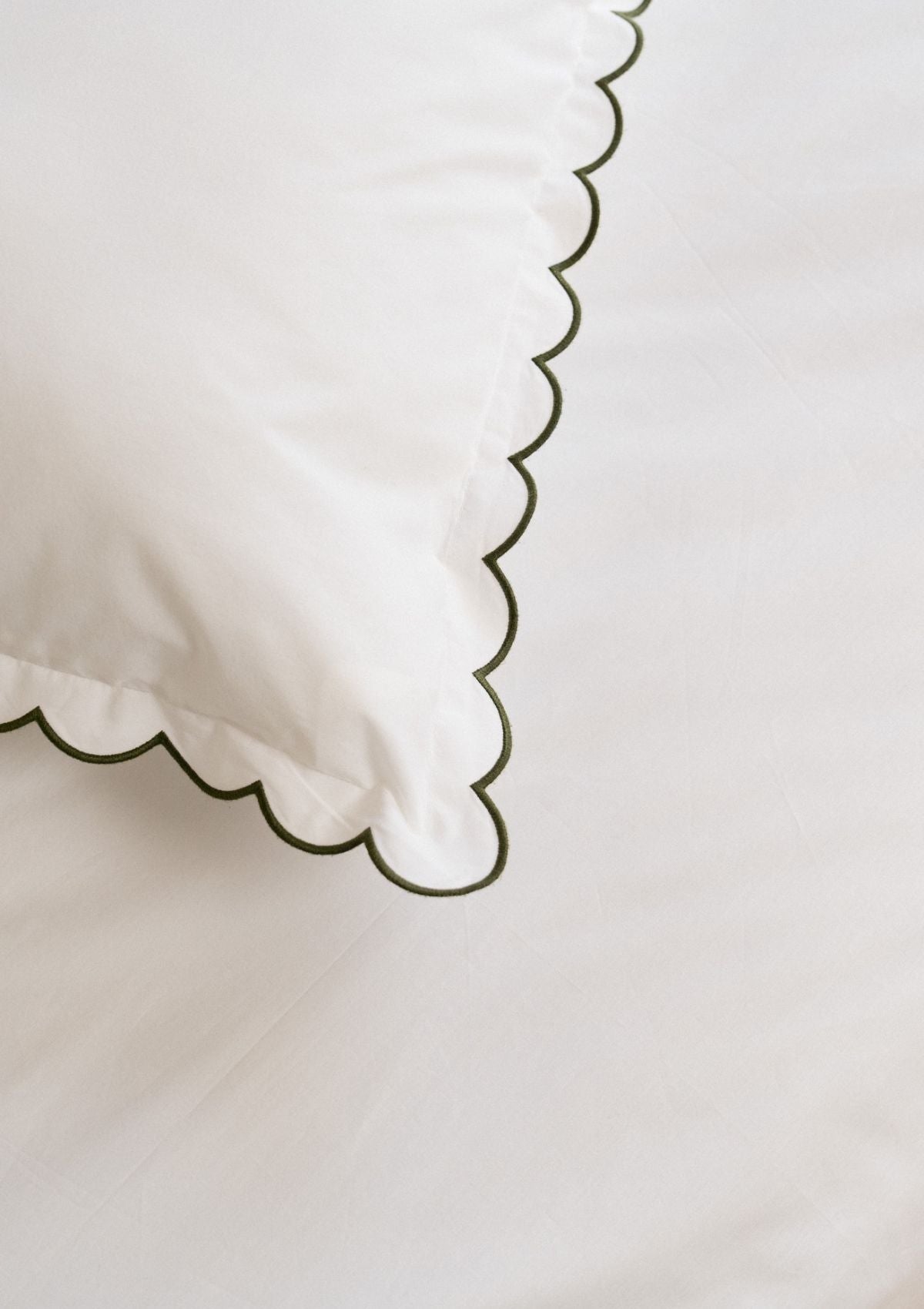 The Scalloped Pillowcases in White & Forest Green Cotton Percale (Set of 2)