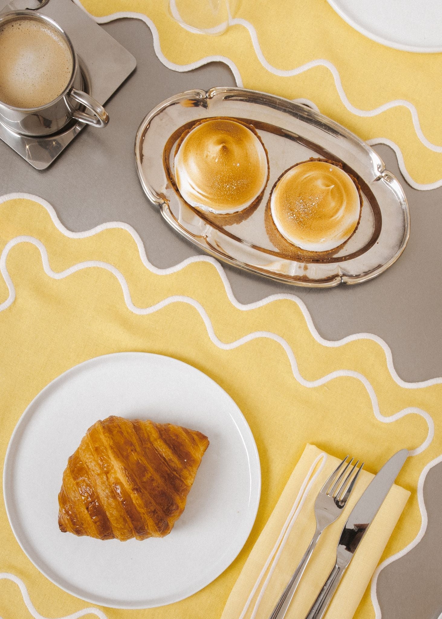 Set of Wavy Placemats in Yellow/White Linen Mix