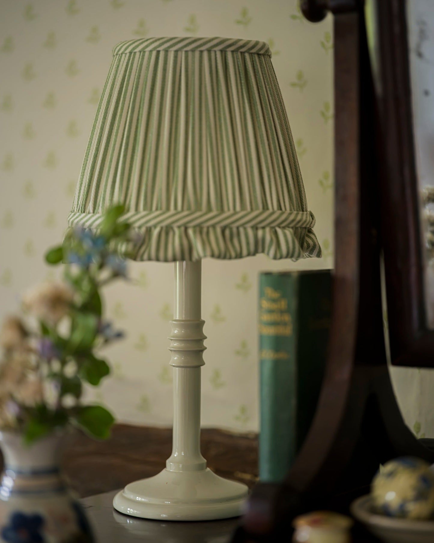 The Small Lacquered Lampstand in Magnolia