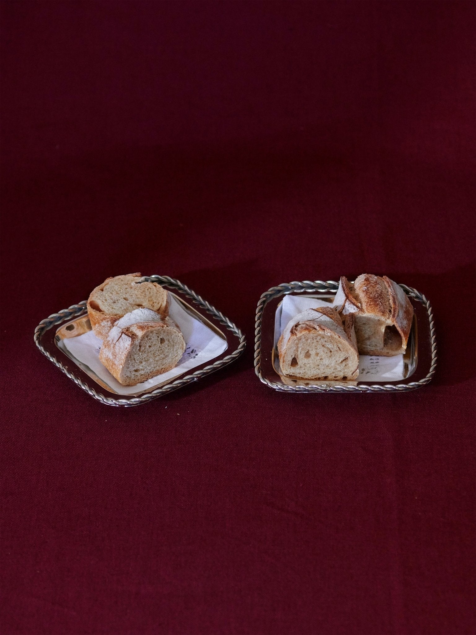 Twirl Bread Tray with Linen Napkin
