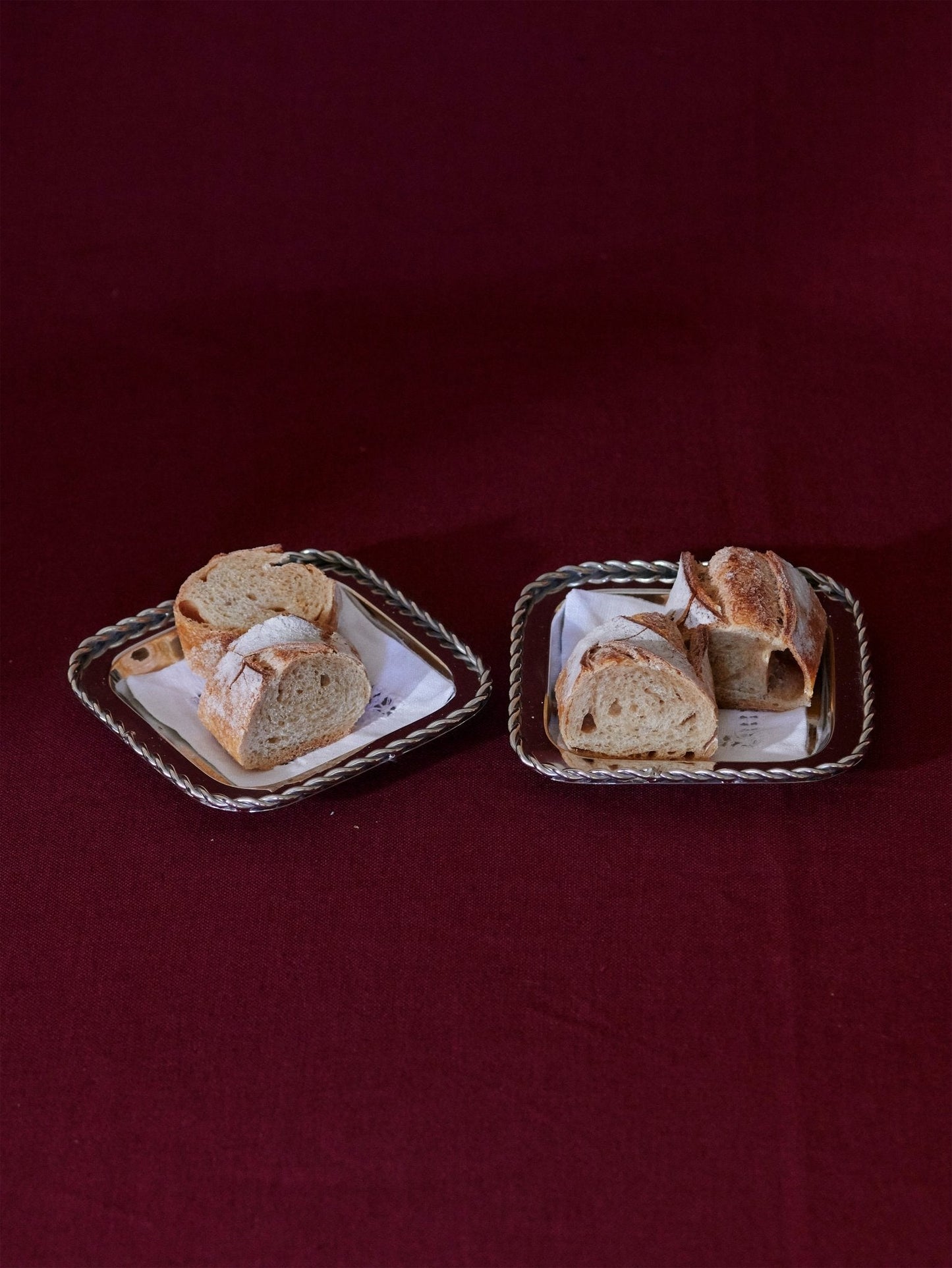Twirl Bread Tray with Linen Napkin
