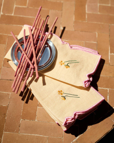 Gardénia Napkin, Yellow with Pink, with Embroidered Flower