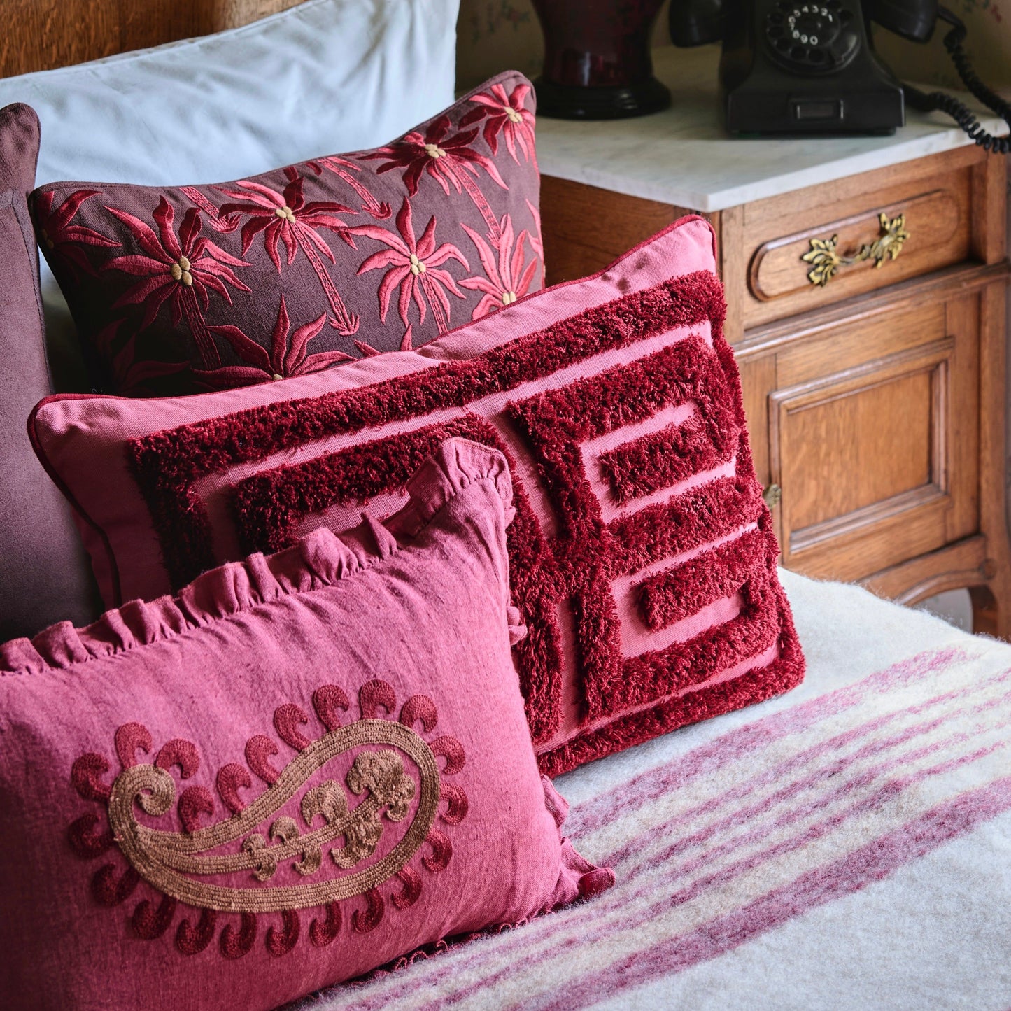 Cushion Laura Chocolate & Coral