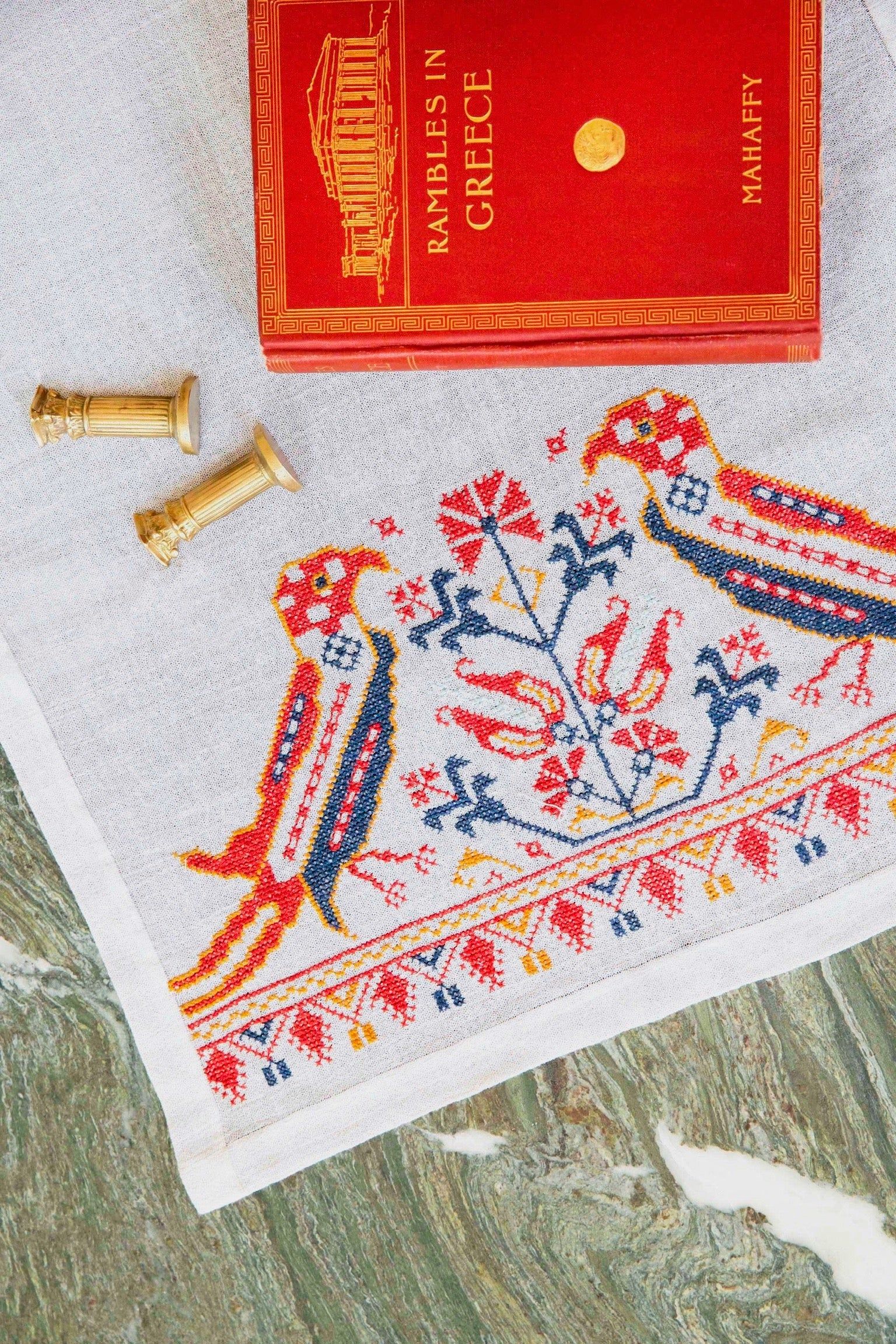 Peristeriá Vintage Table Runner