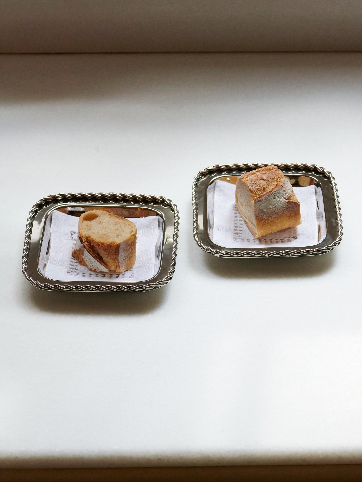 Twirl Bread Tray with Linen Napkin
