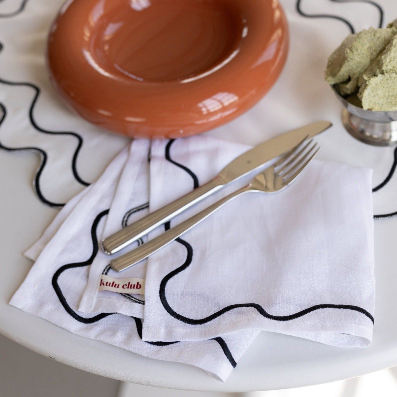 Wavy Linen Napkins White/Black - Set of 2