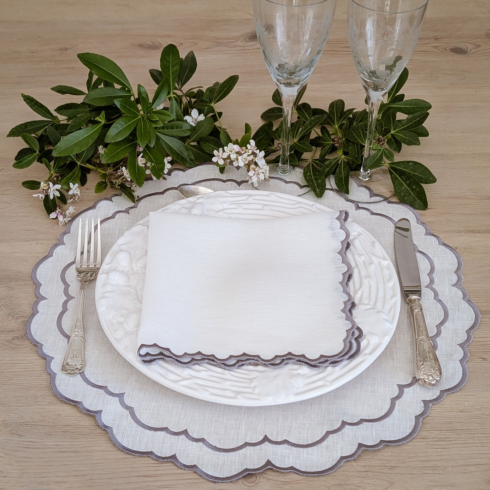 BIARRITZ - Off White and Grey Linen Round Placemat and Napkin Set