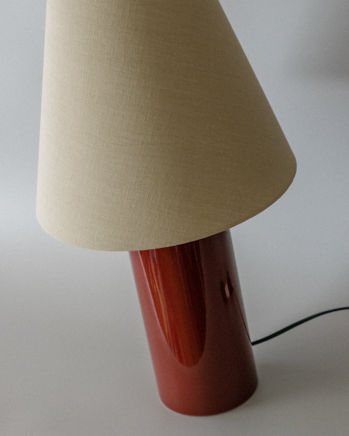 Giro Oxblood & Beige Table Lamp