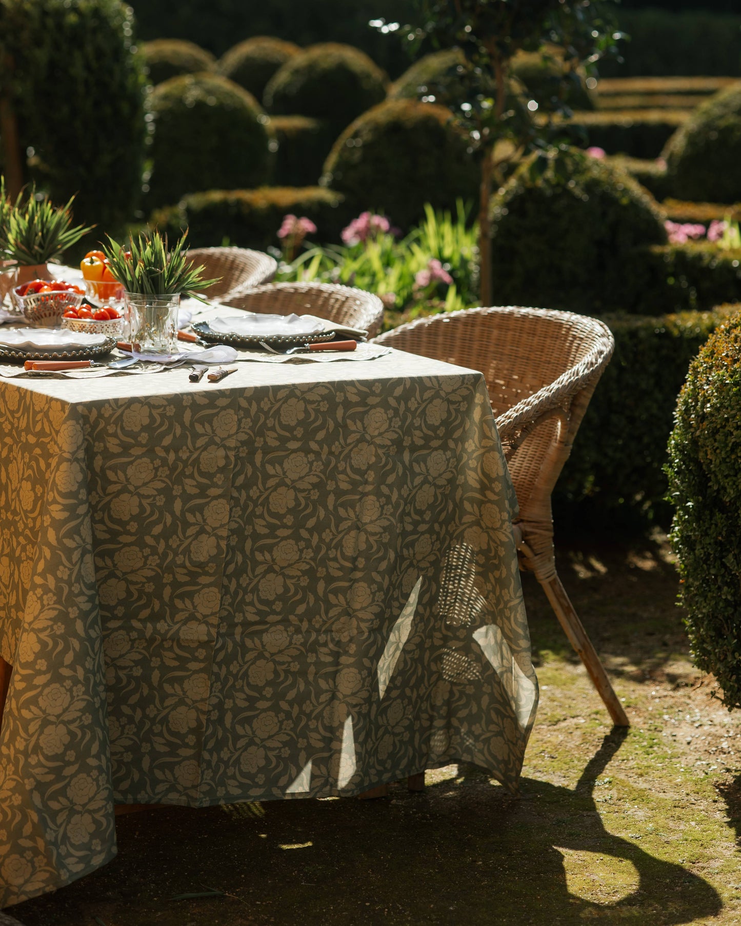 Fiore Tablecloth in Dark Green and Light Green, Printed in 100% Cotton
