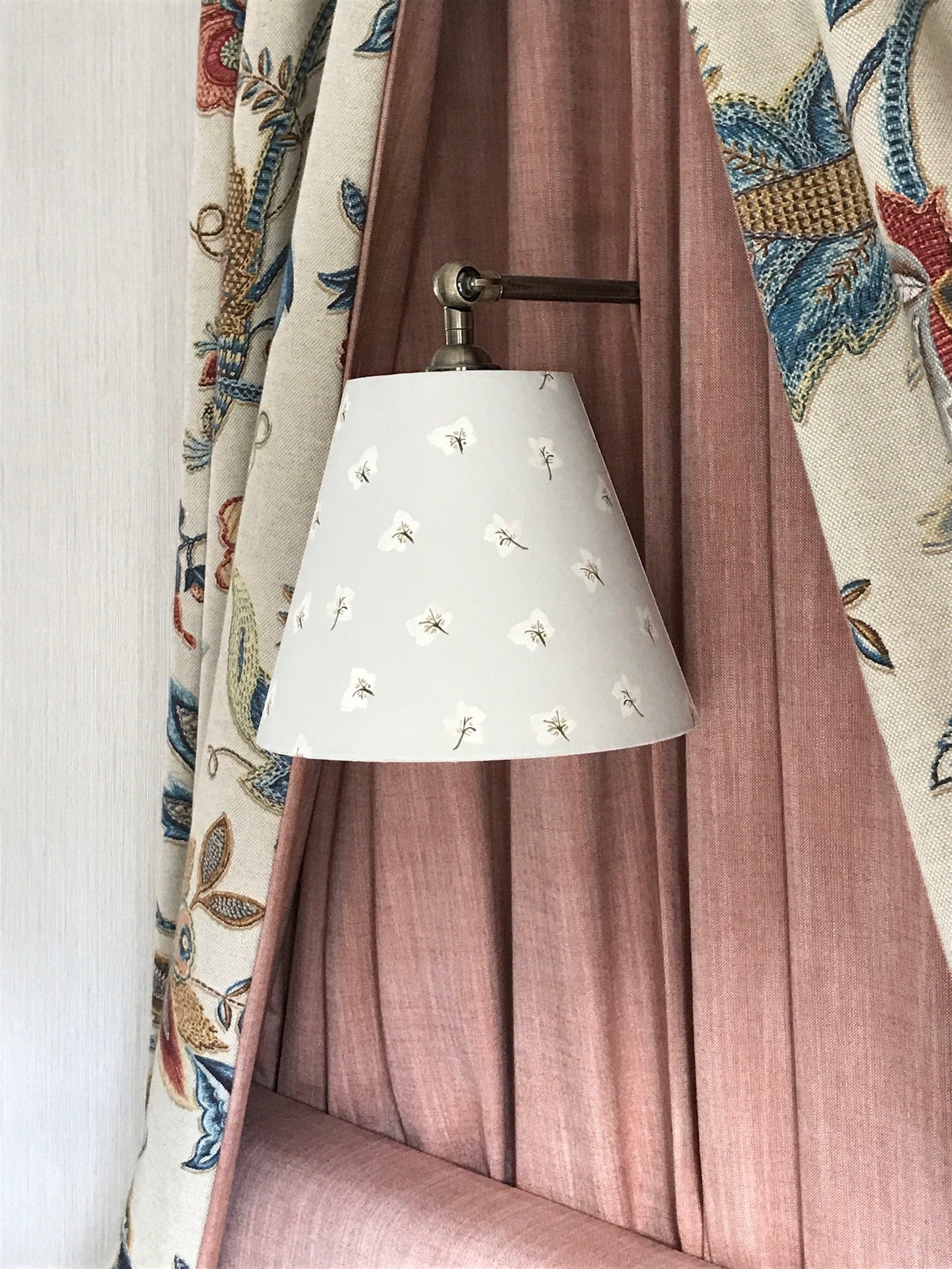 All Year Hellebores Wallpaper – CLASSIC