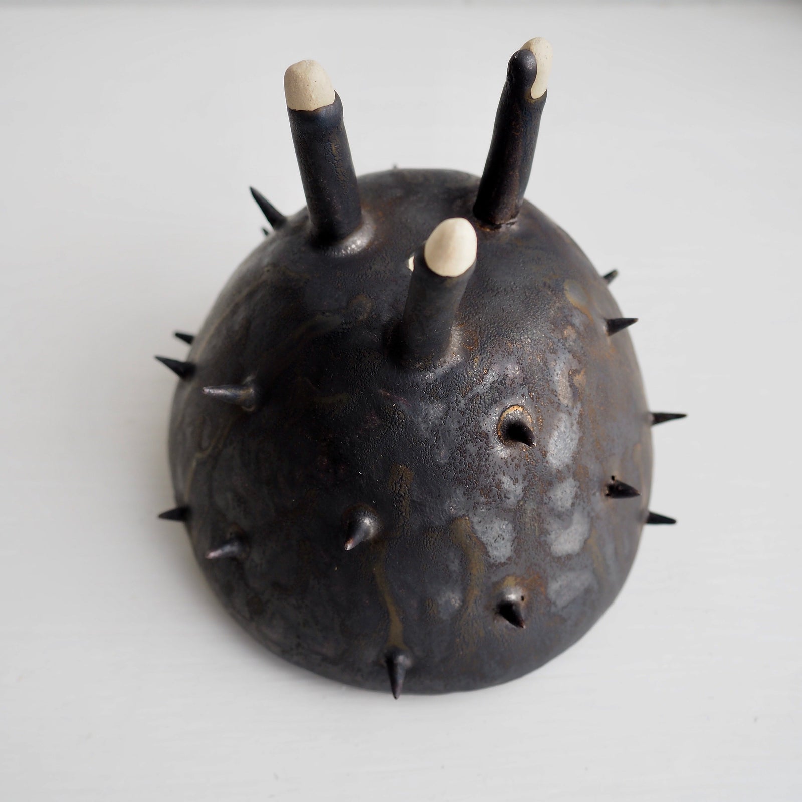 Handmade Metallic Black Gold Ceramic Tripod Spiky Planter