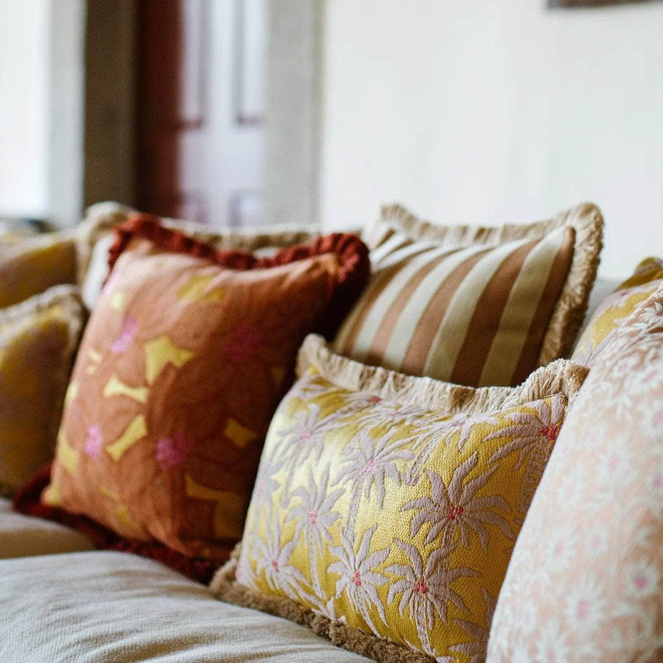 Cushion Jackie Caramel & Ecru