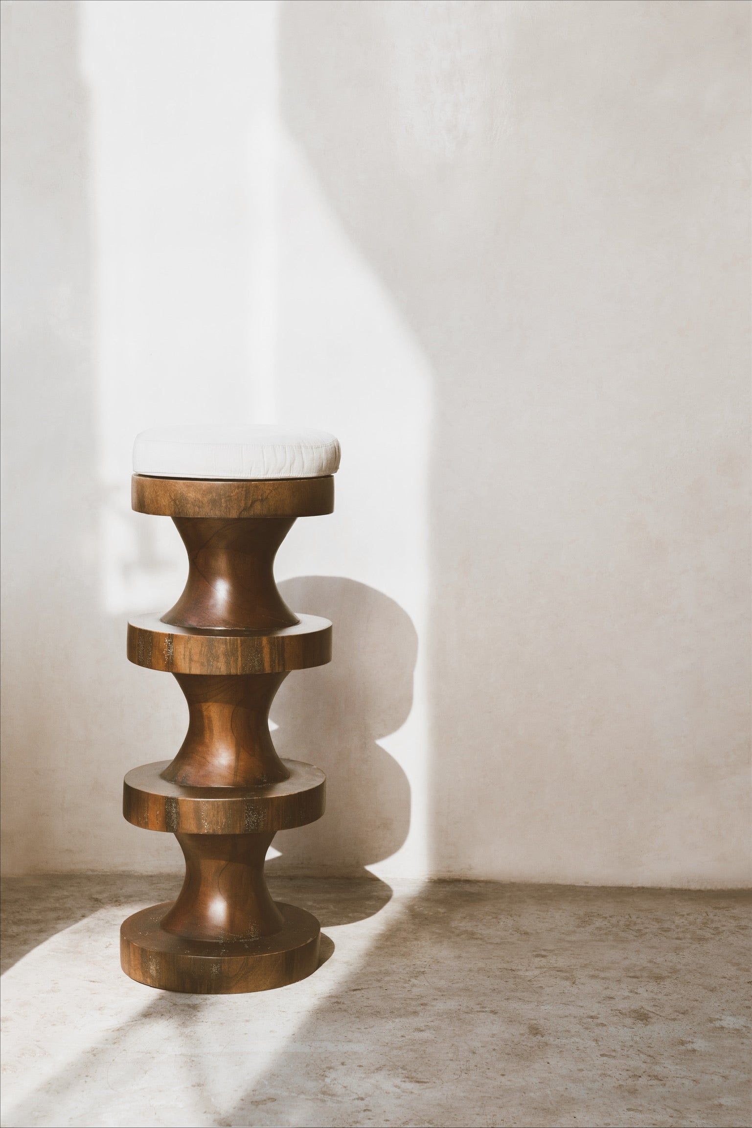 Caiman Stool