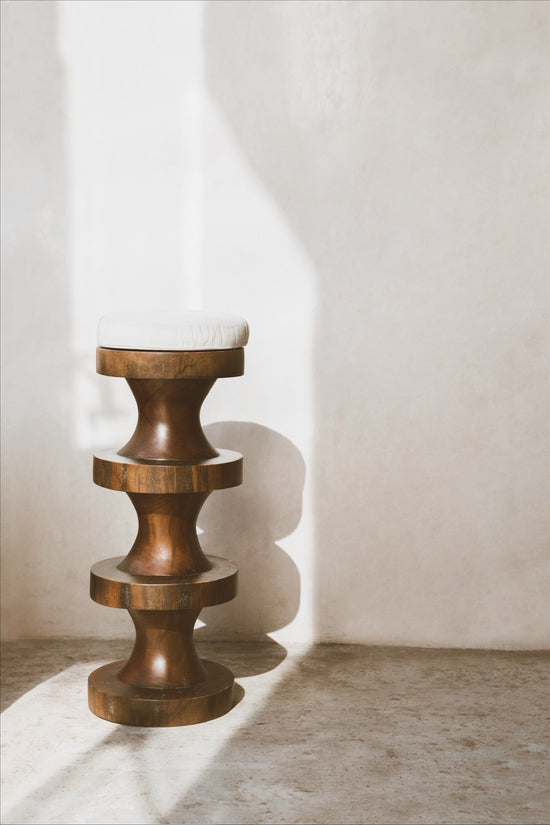 Caiman Stool
