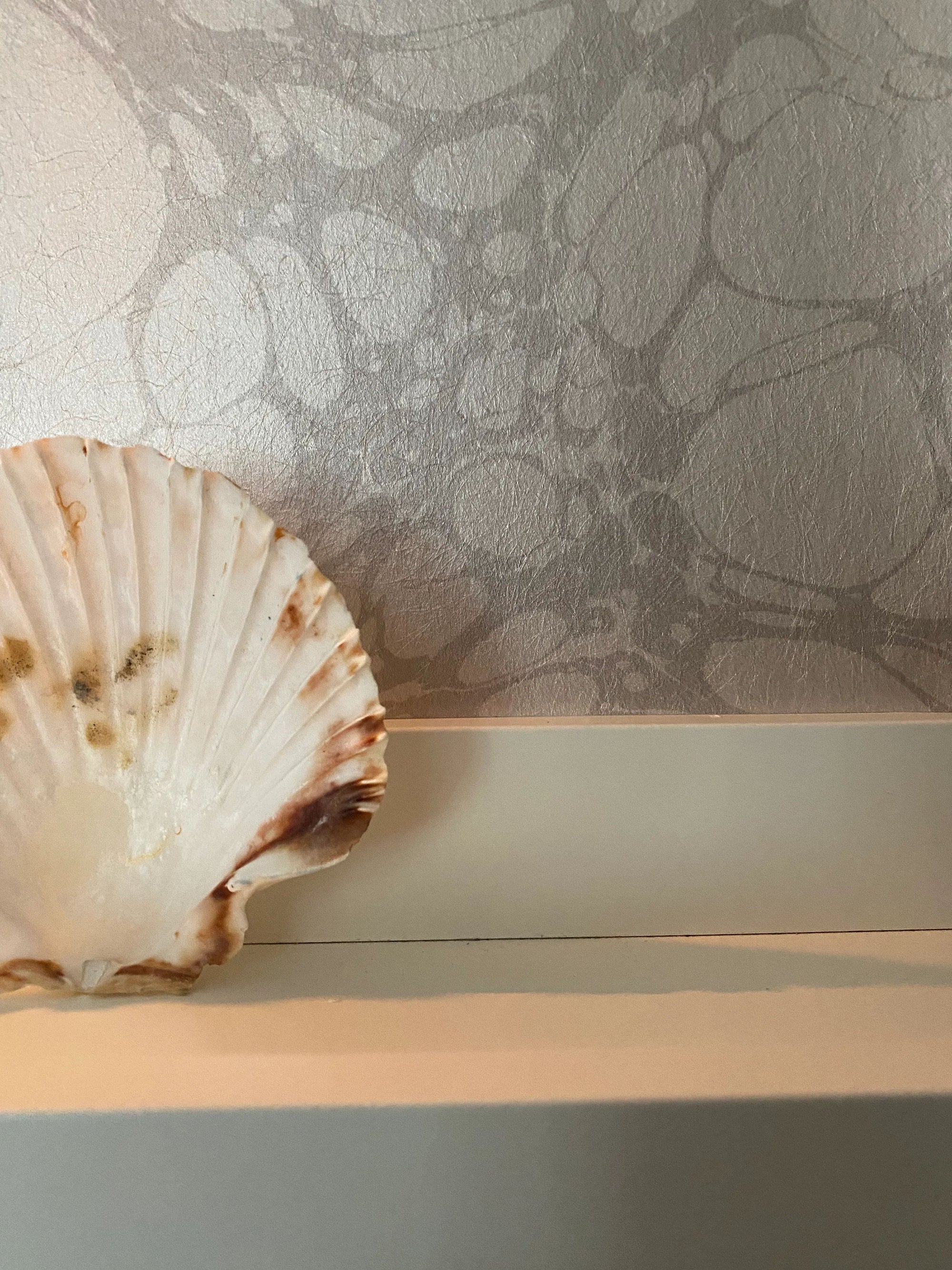 Marbled Wallpaper - 'Moucheté' Col: Silver Ghost - Mica Coated Non-Woven