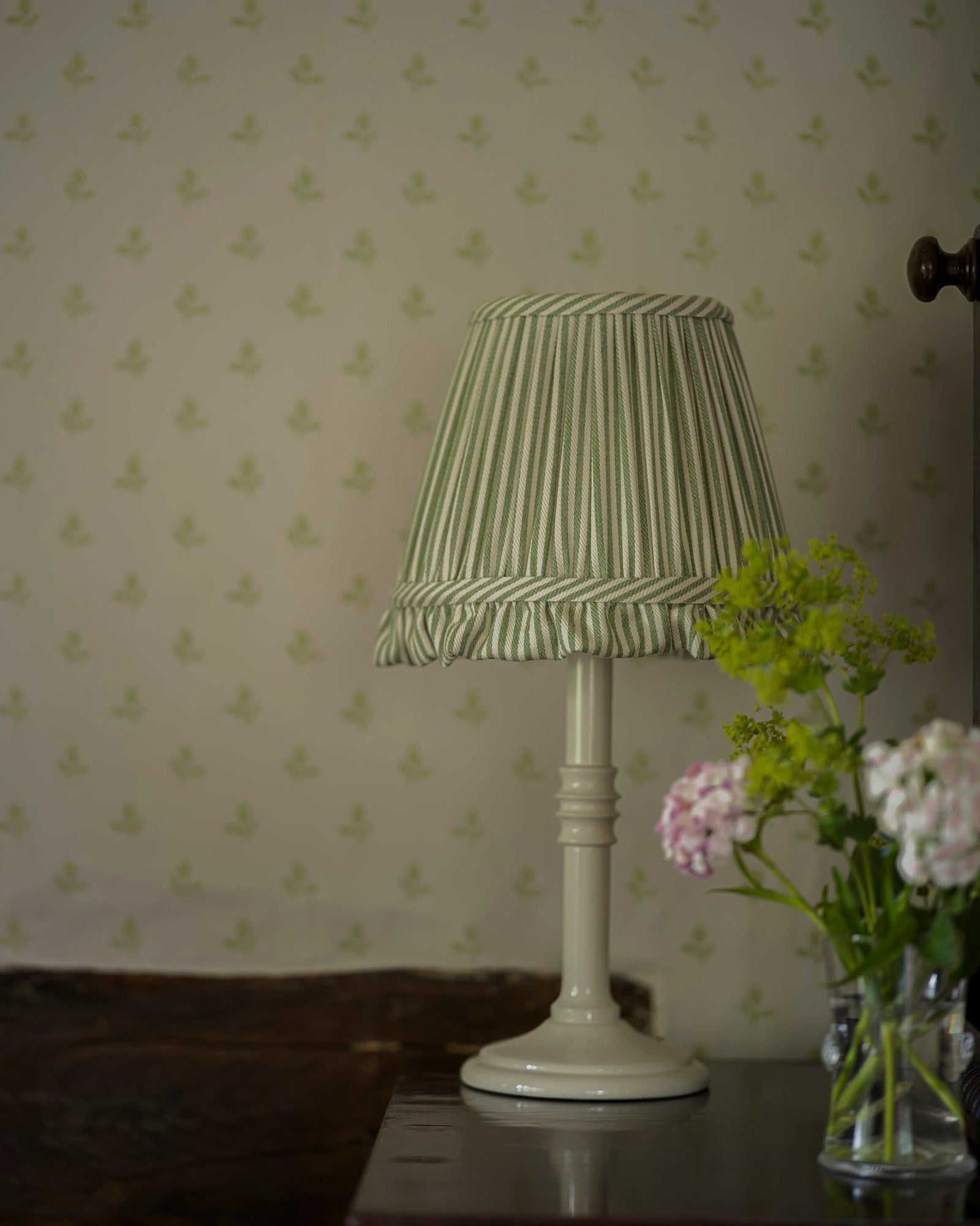The Small Lacquered Lampstand in Magnolia