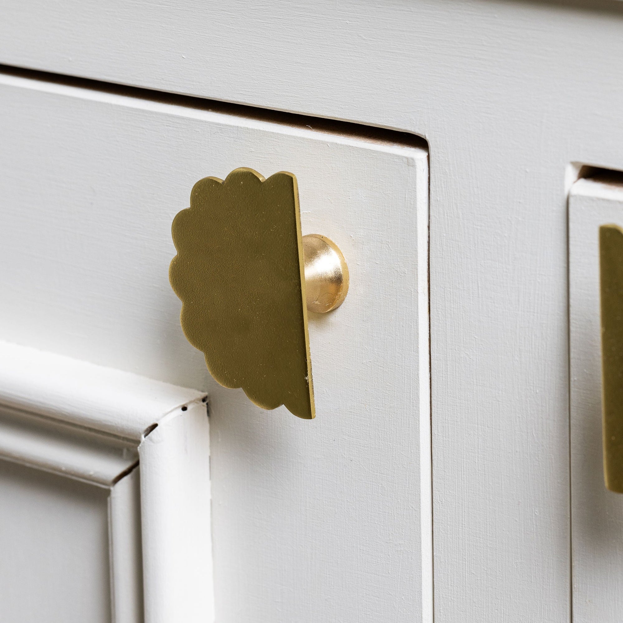 Scallop Knob, Lacquered Brass