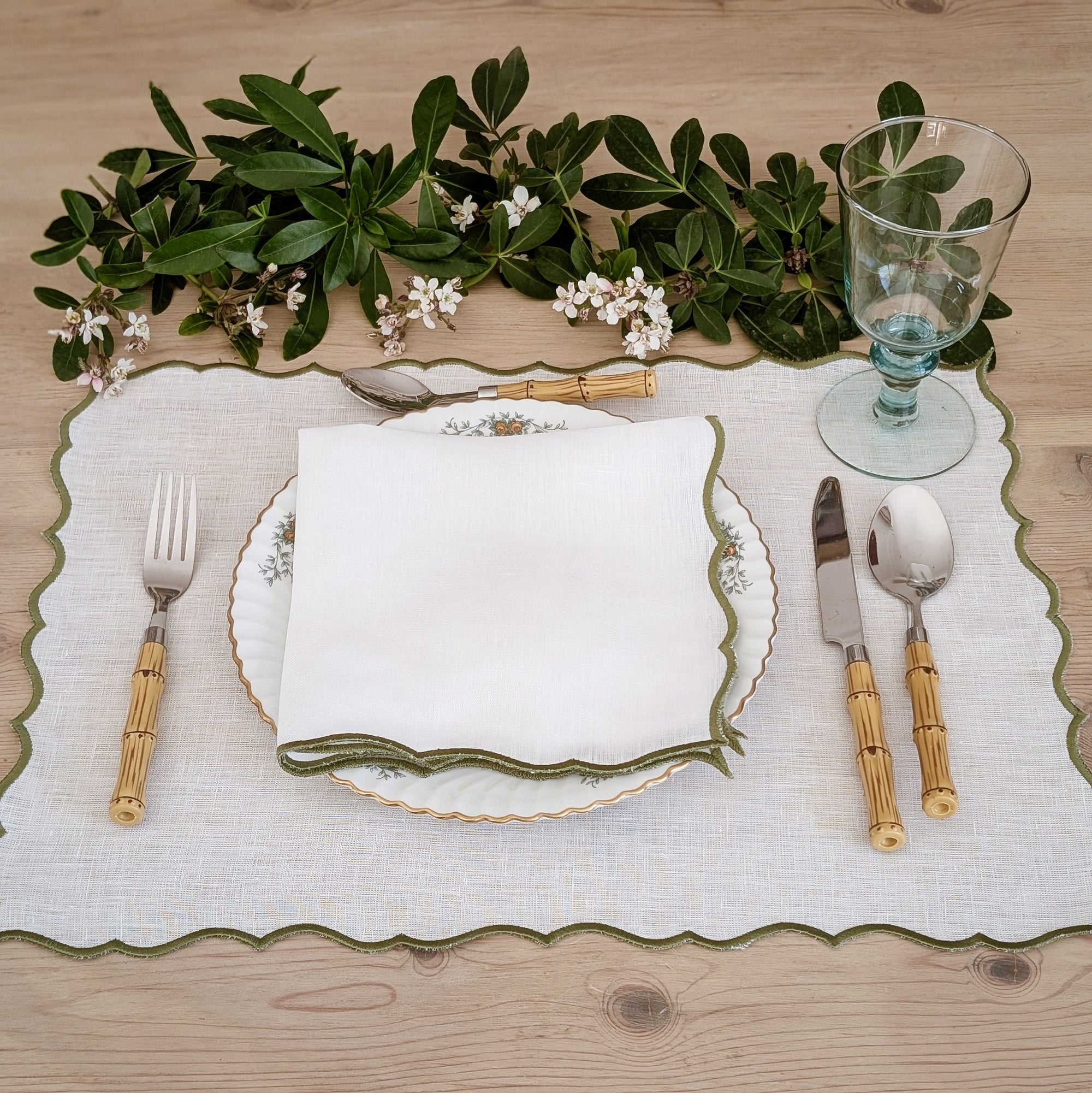 COMO - White and Green Linen Placemat and Napkin Set