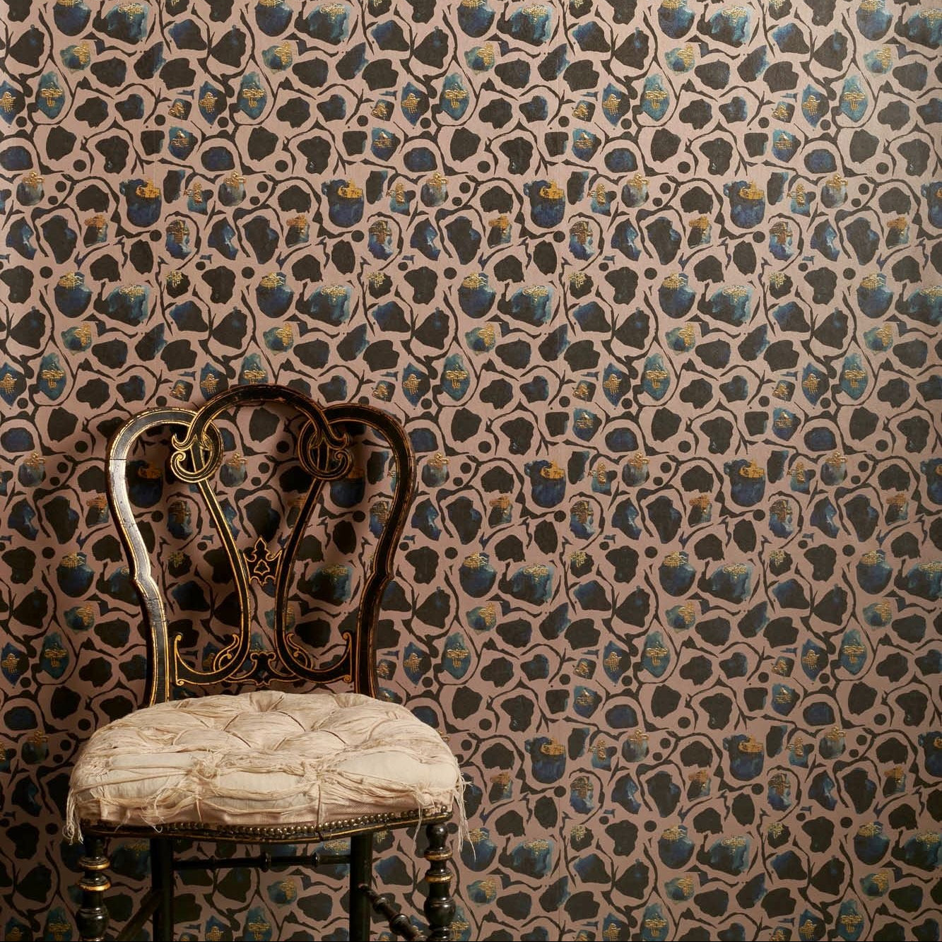 Giraffe Blush Wallpaper