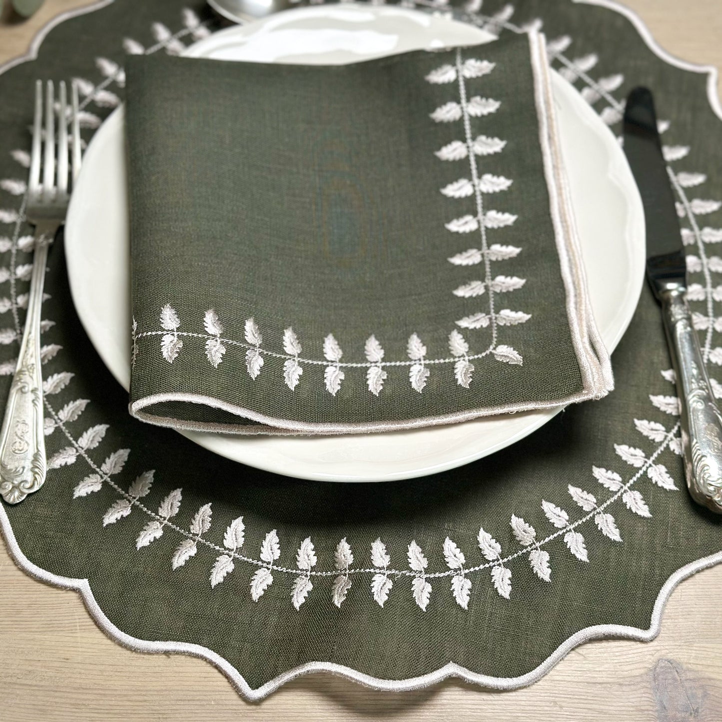 COURONNE - Garland Embroidery Placemat and Napkin Set