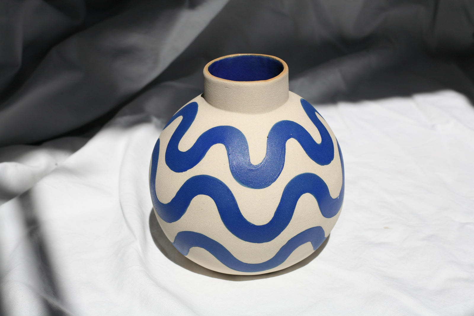 Round Vase in Wave