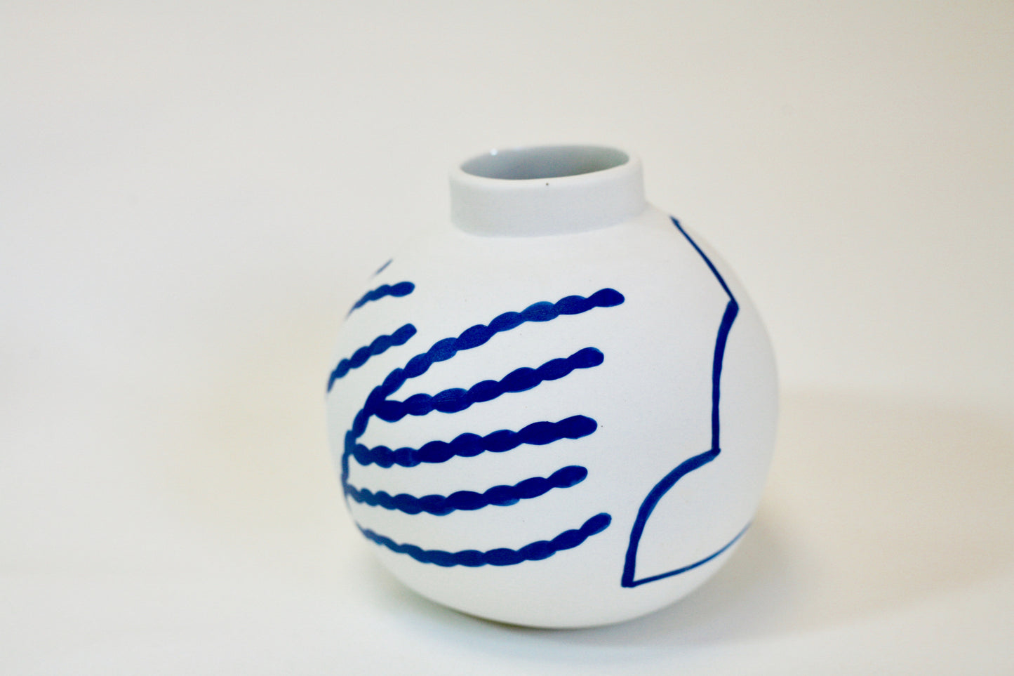 Round Porcelain Vase in Cloud and Coral