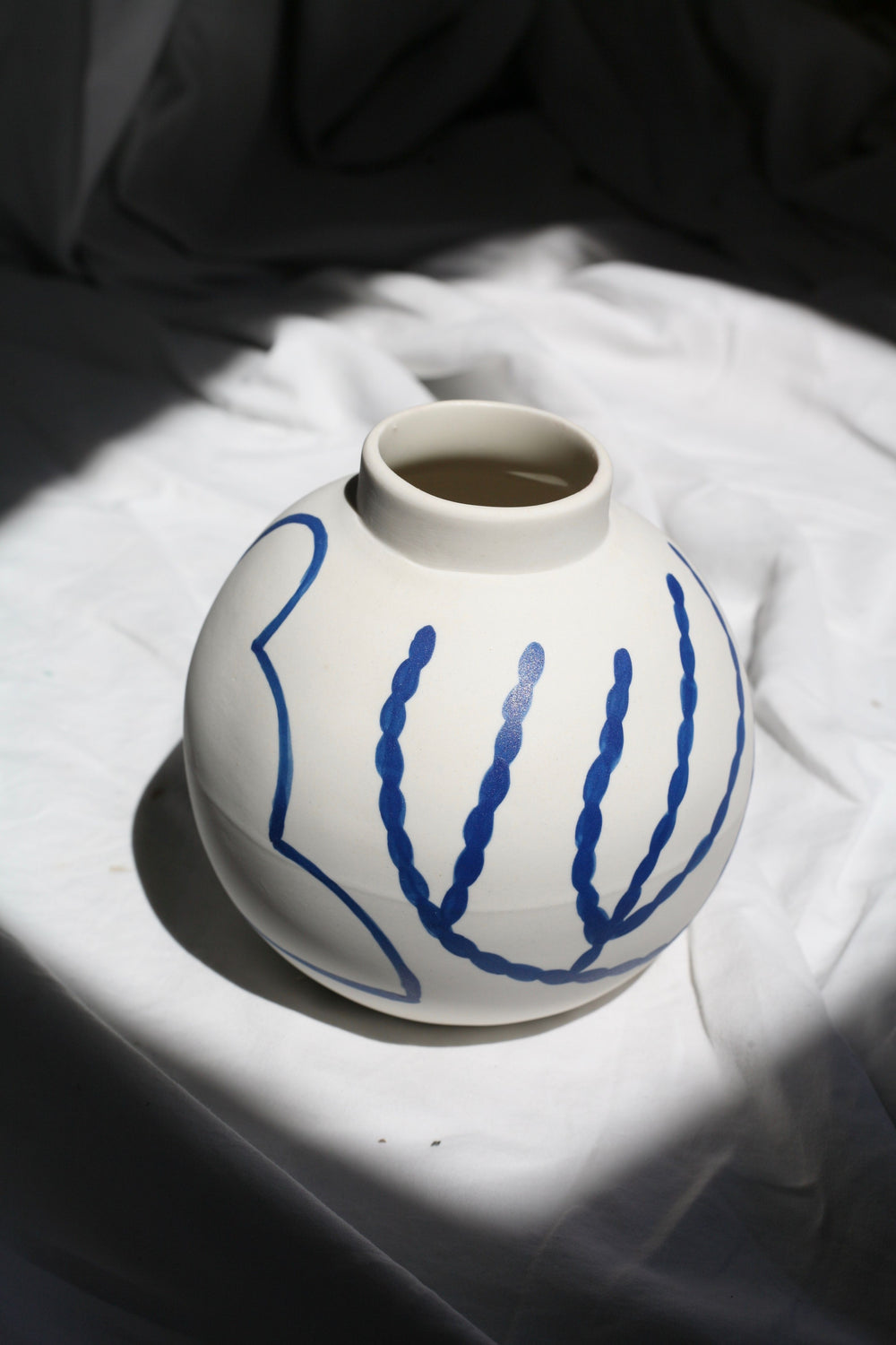 Round Porcelain Vase in Cloud and Coral
