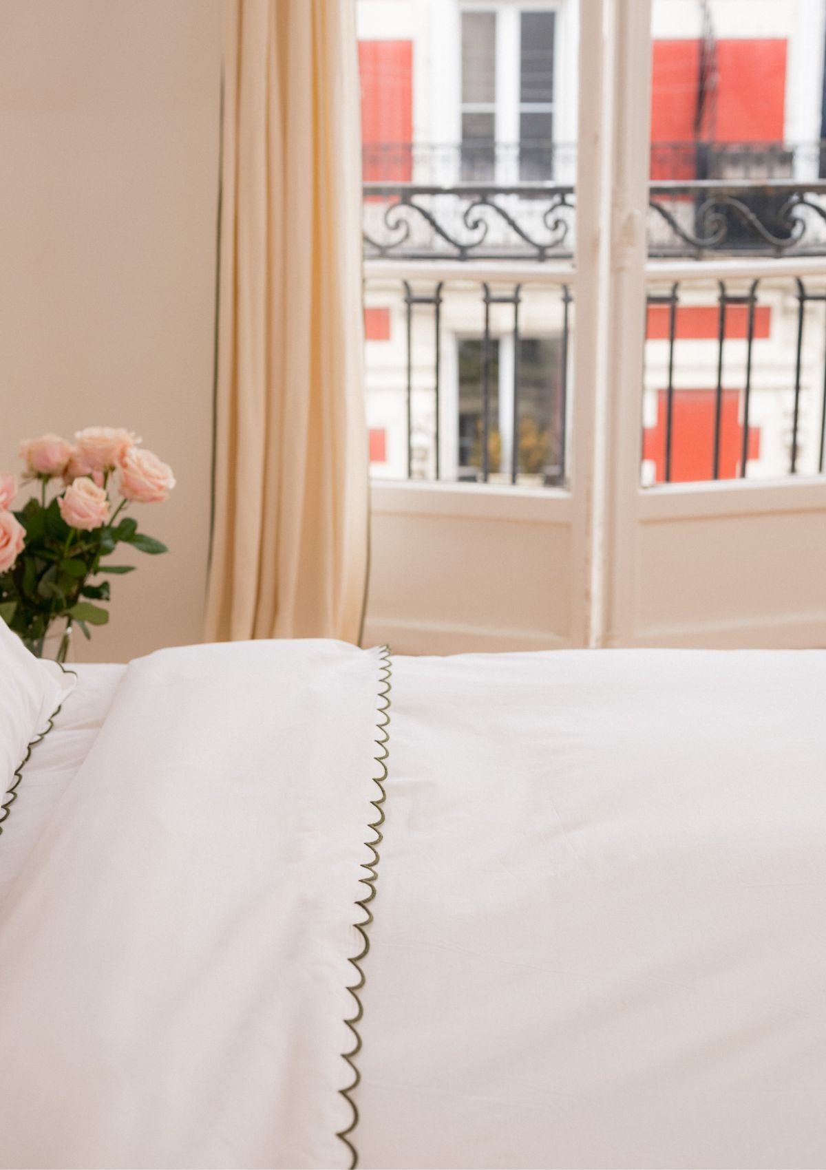 The Scalloped Duvet Cover in White and Forest Green Cotton Percale