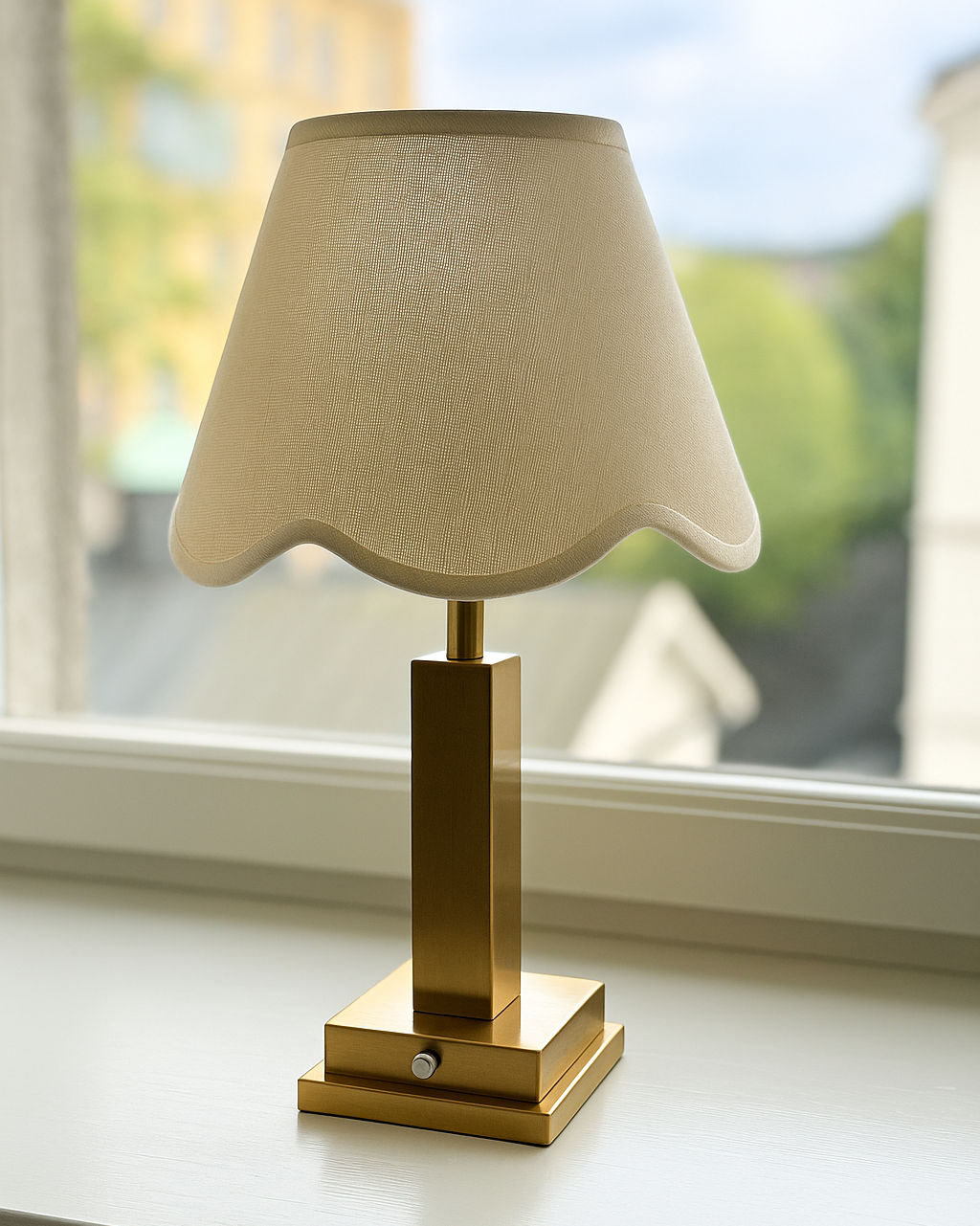Athena Slim Rechargeable Table Lamp (White Scallop)