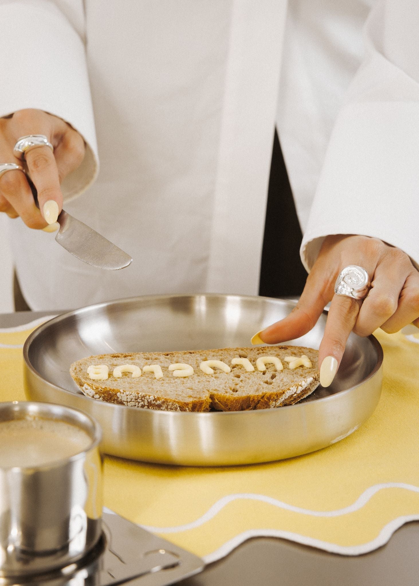 Set of Wavy Placemats in Yellow/White Linen Mix