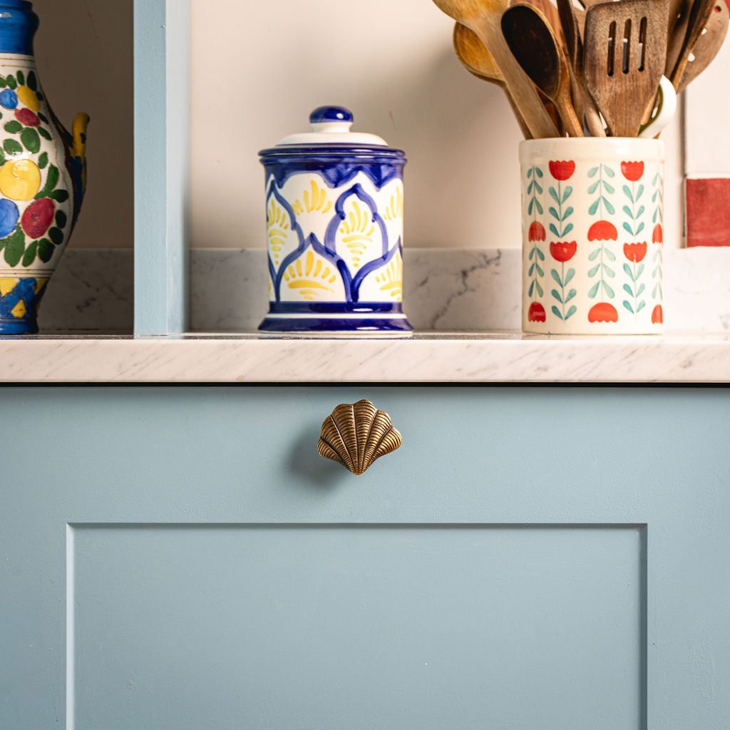 Curved Shell Knob, Aged Brass