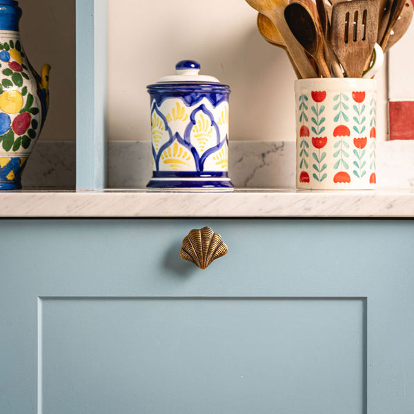Curved Shell Knob, Aged Brass