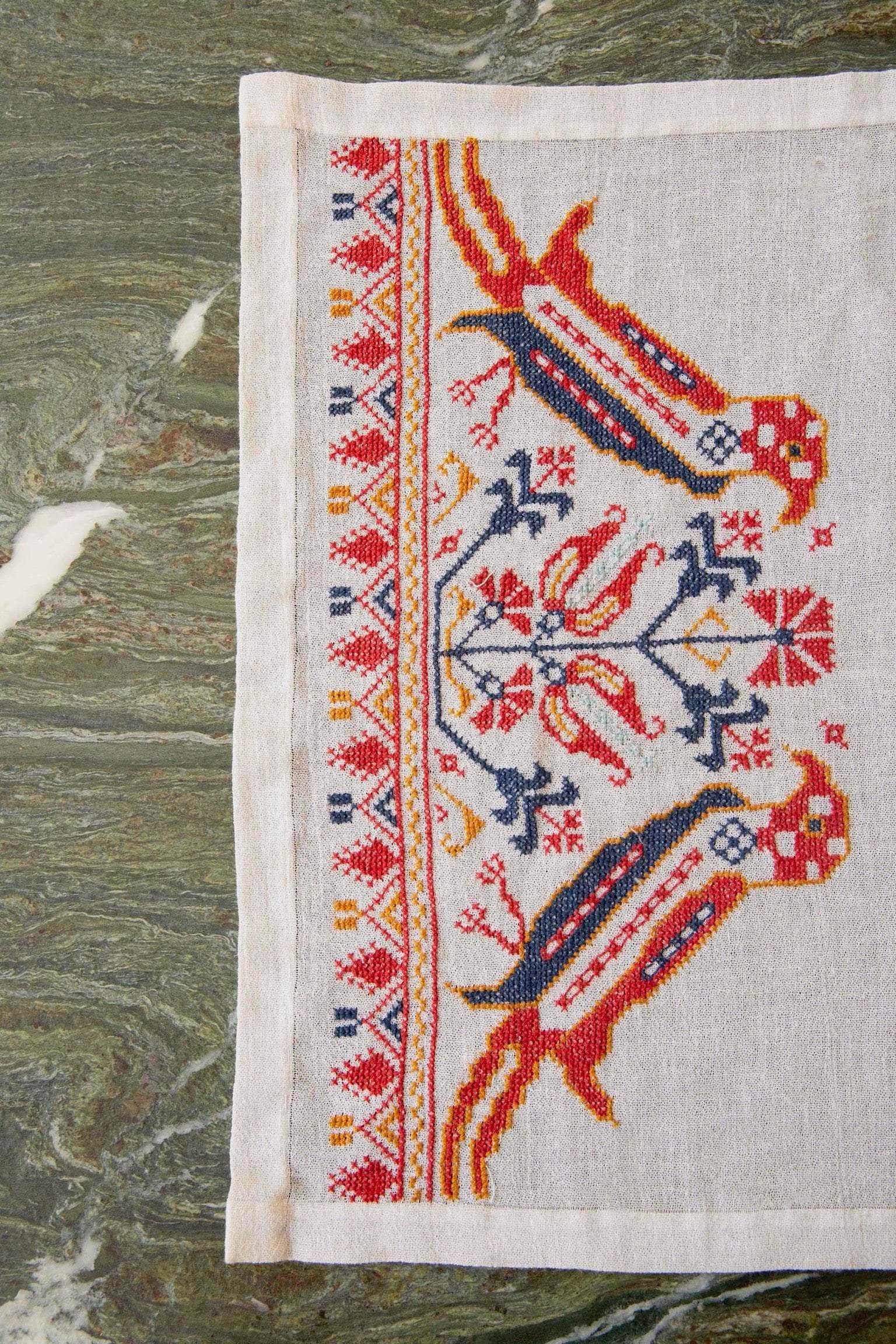 Peristeriá Vintage Table Runner