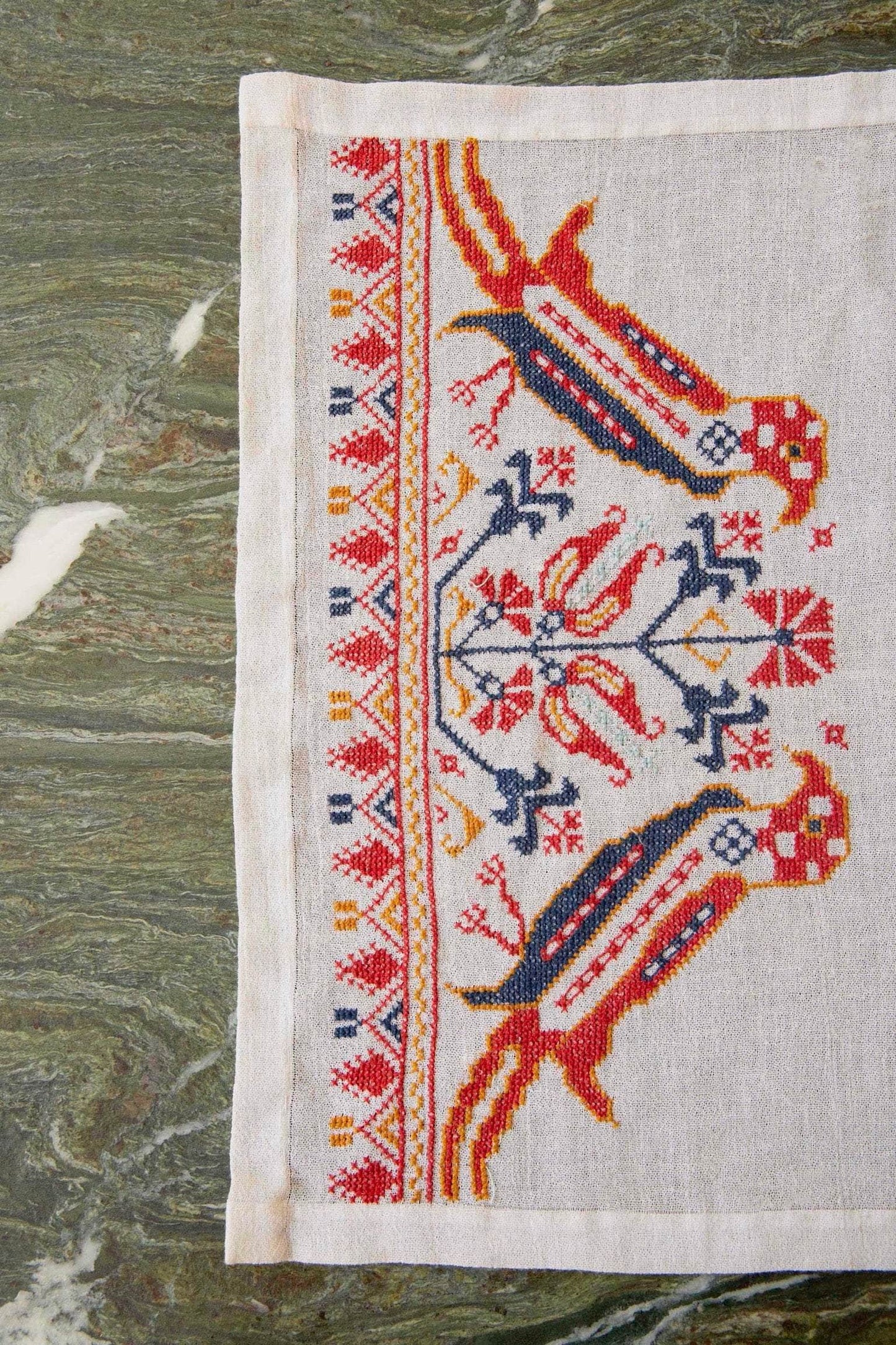Peristeriá Vintage Table Runner
