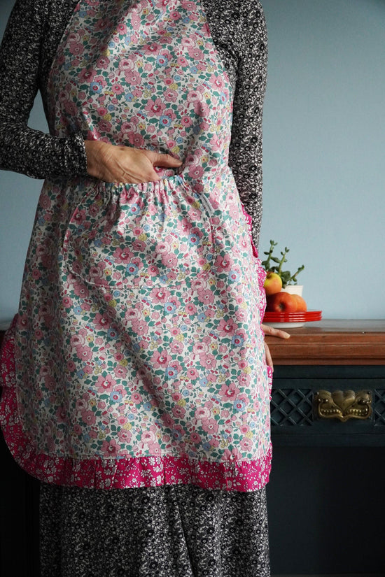Reversible Ruffle Apron BETSY CANDY FLOSS & CAPEL FUCHSIA