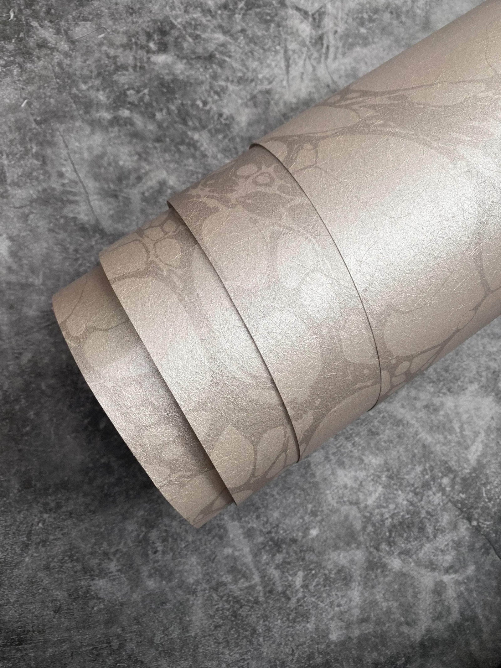 Marbled Wallpaper - 'Moucheté' Col: Silver Ghost - Mica Coated Non-Woven