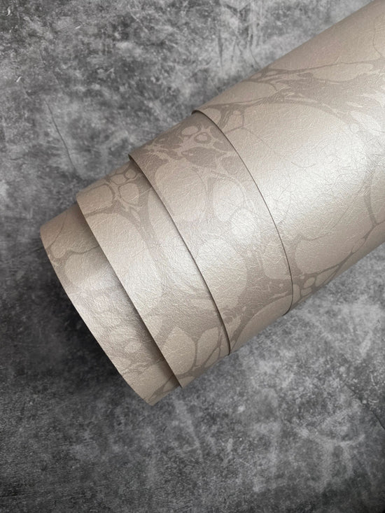 Marbled Wallpaper - 'Moucheté' Col: Silver Ghost - Mica Coated Non-Woven