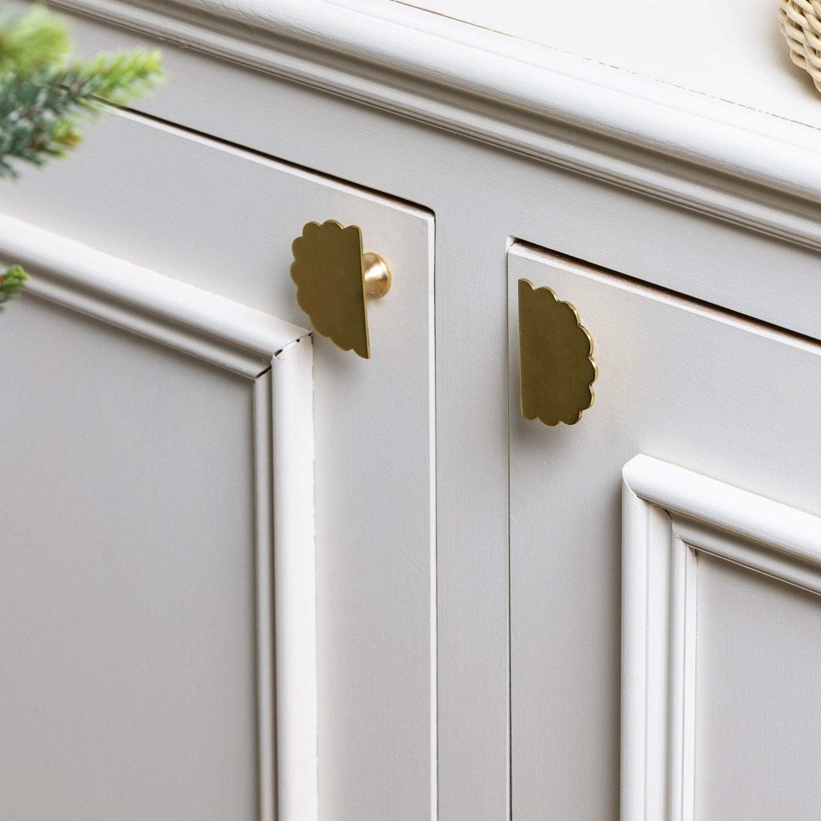 Scallop Knob, Lacquered Brass