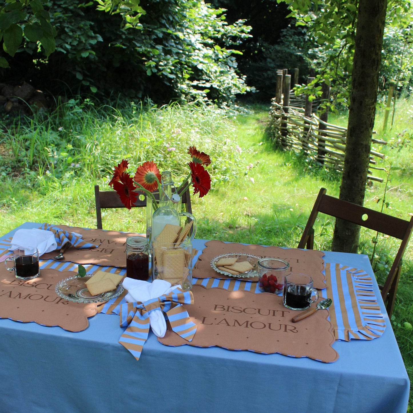 Biscuit L'amour Table Runner
