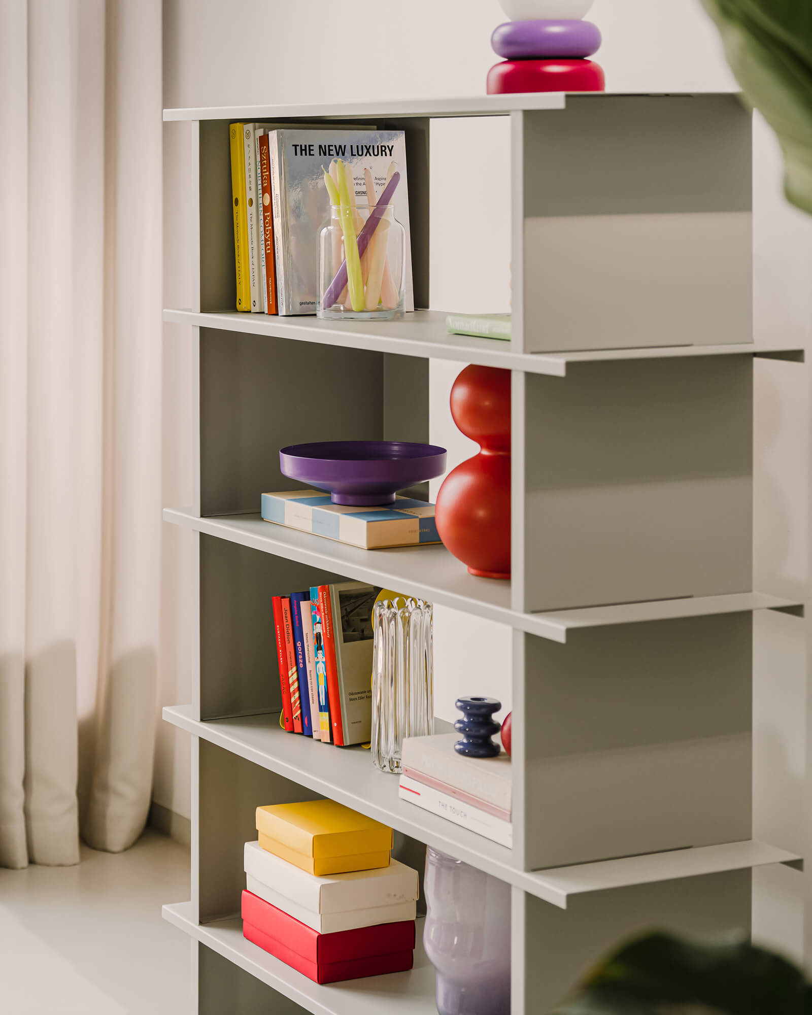 Hes Bookcase