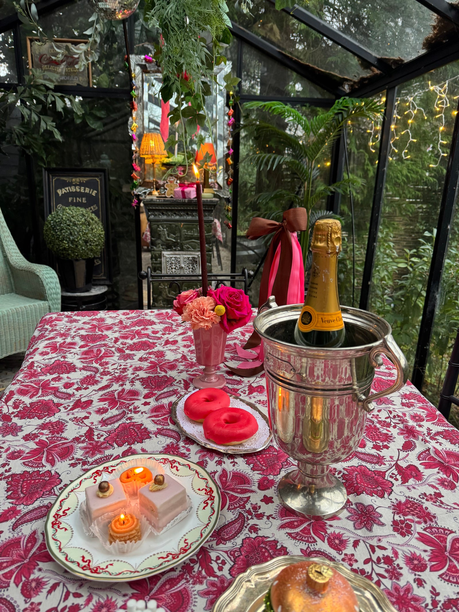 Tony Tablecloth Red Flowers