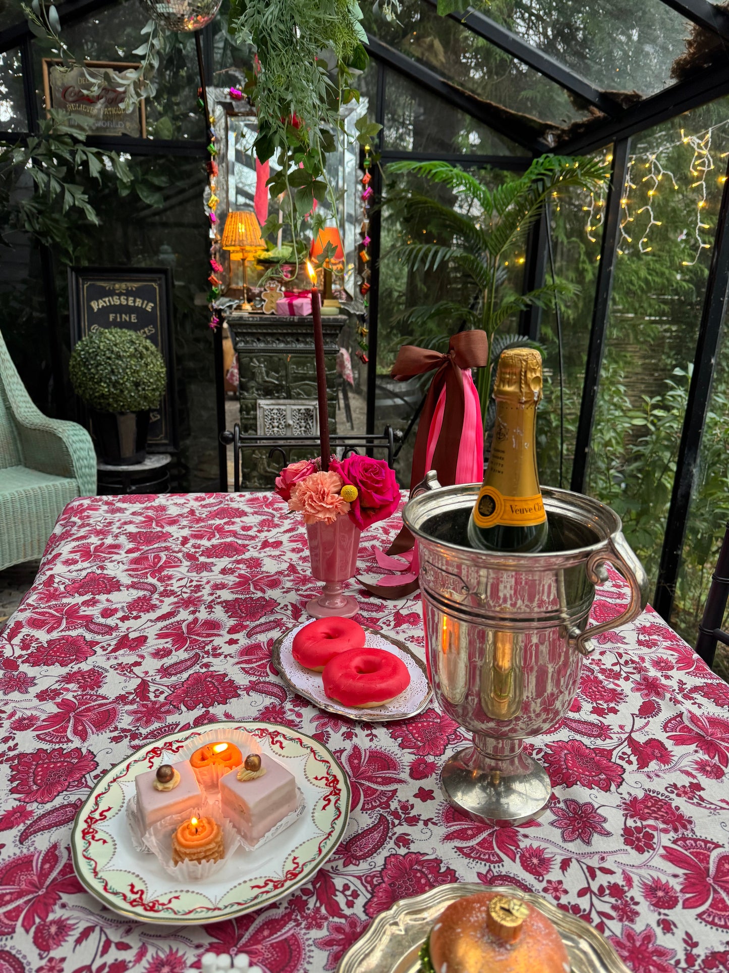 Tony Tablecloth Red Flowers