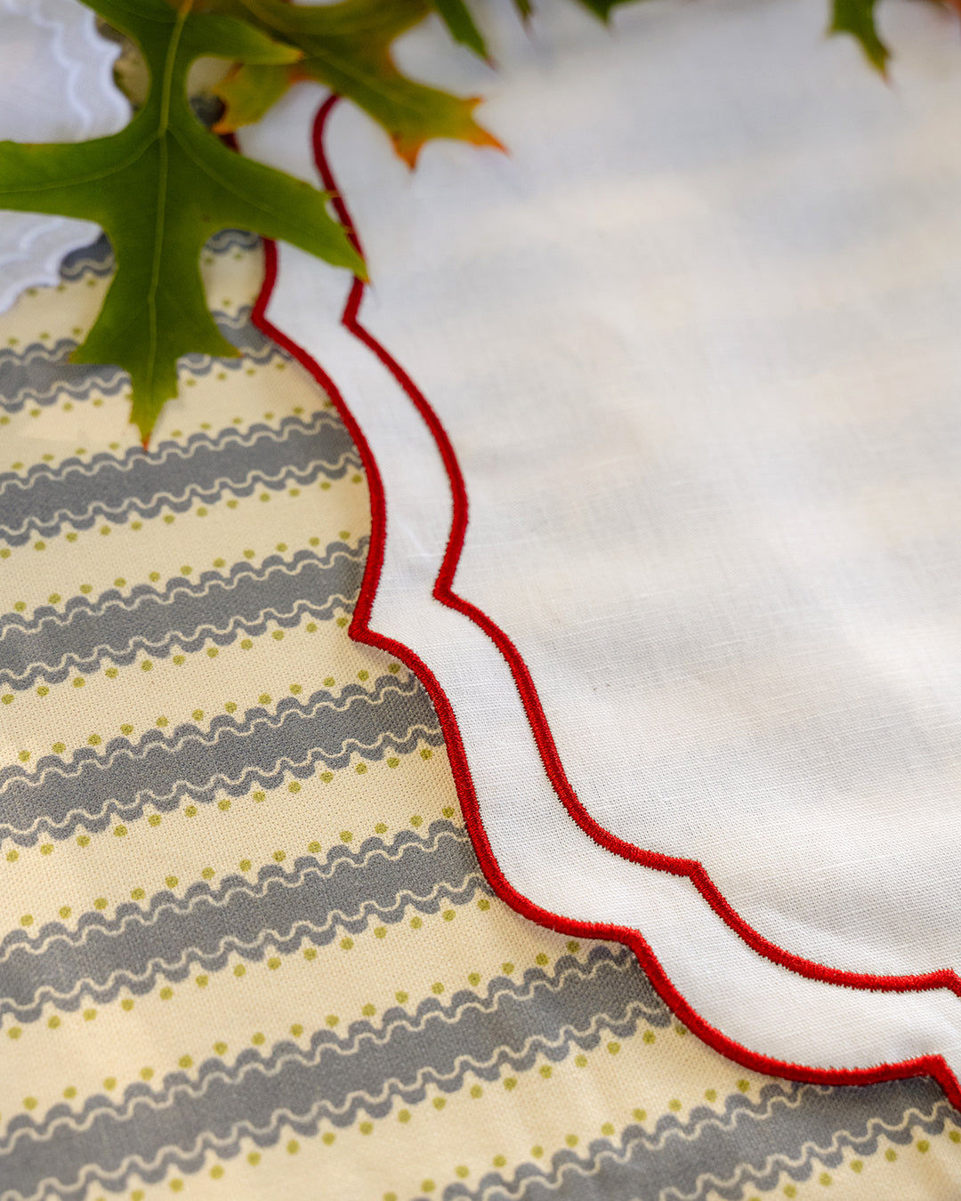 Greta Anti-Stain Placemat, White with Burgundy