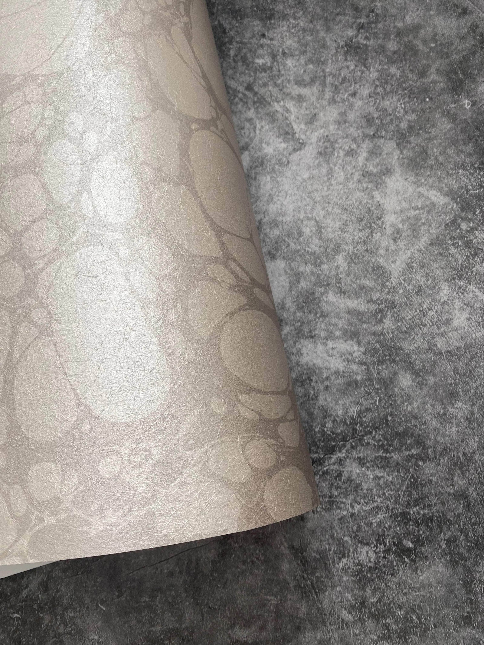 Marbled Wallpaper - 'Moucheté' Col: Silver Ghost - Mica Coated Non-Woven