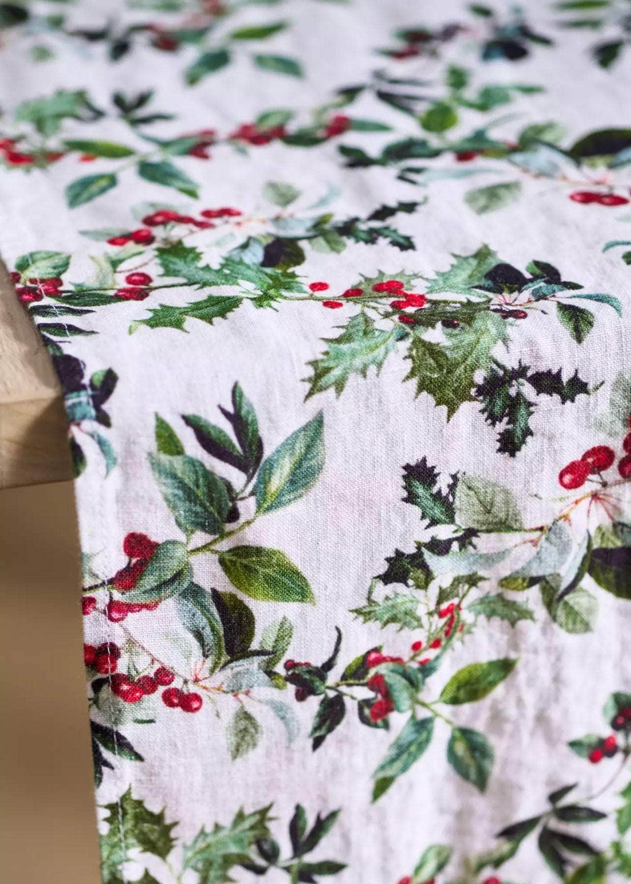 Holly Linen Runner