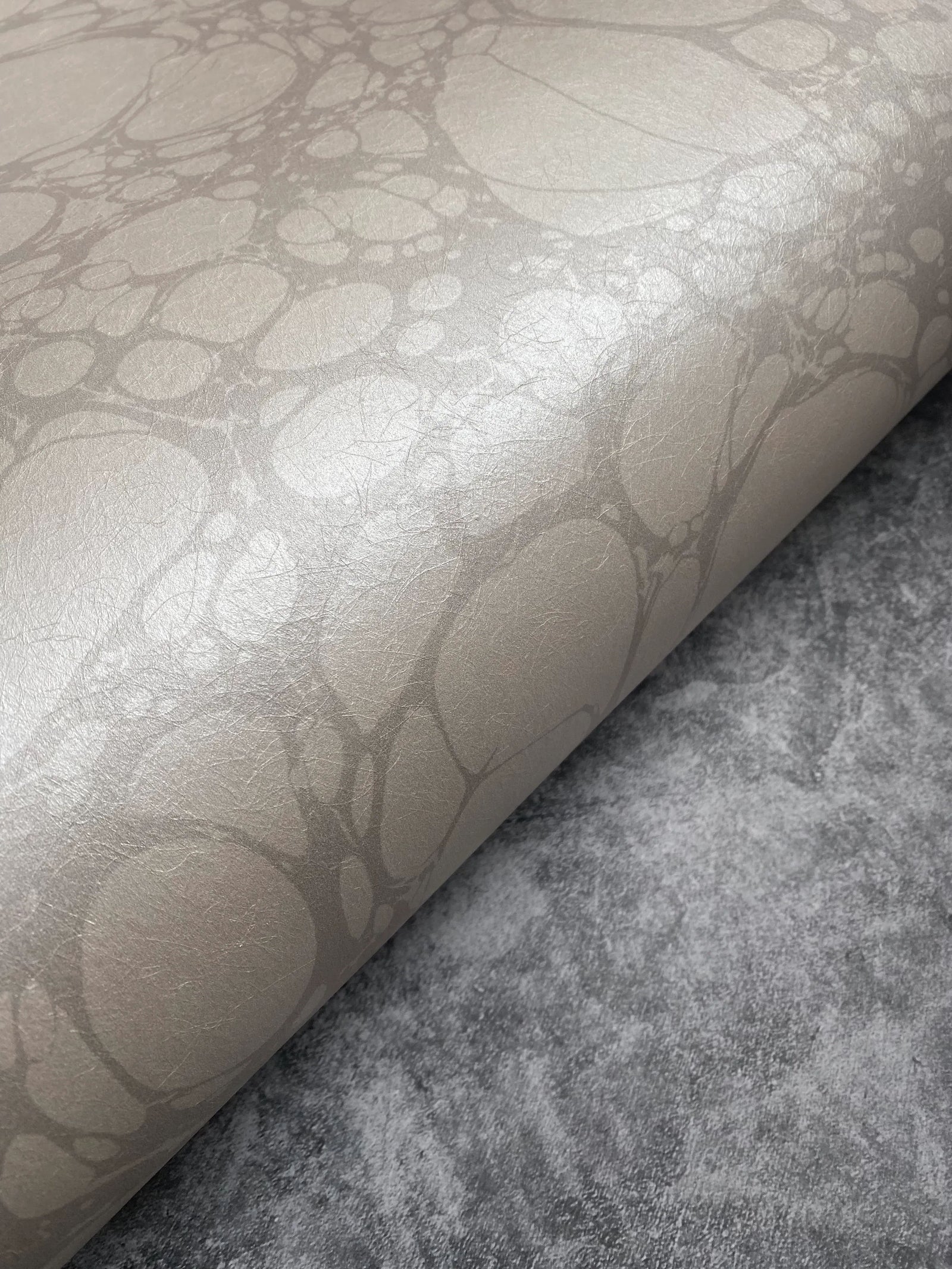 Marbled Wallpaper - 'Moucheté' Col: Silver Ghost - Mica Coated Non-Woven