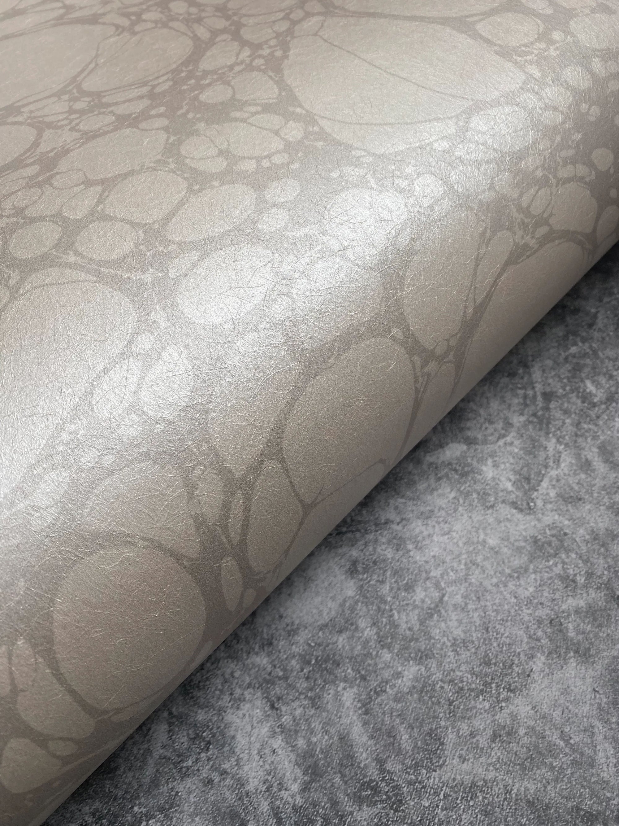 Marbled Wallpaper - 'Moucheté' Col: Silver Ghost - Mica Coated Non-Woven